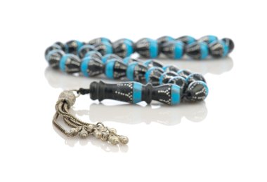 beyaz zemin üzerinde tespih