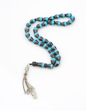 beyaz zemin üzerinde tespih