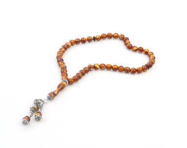 beyaz zemin üzerinde tespih