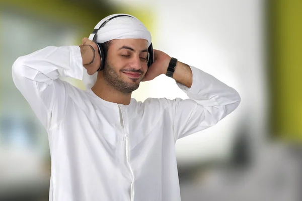 Homem árabe ouvindo música — Fotografia de Stock