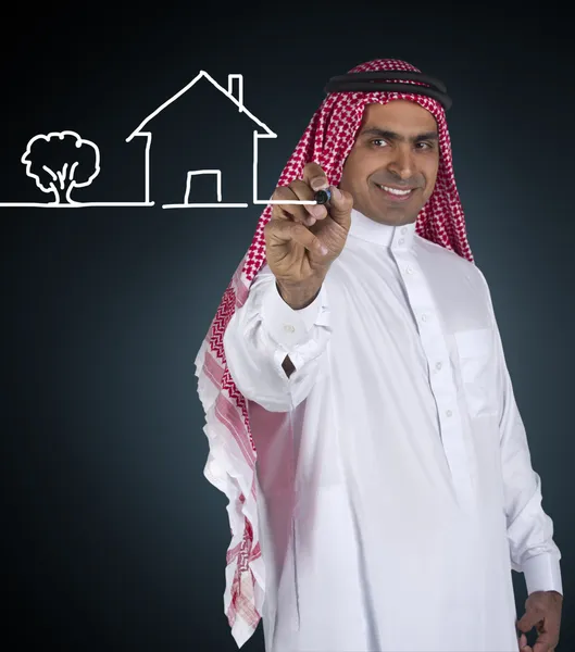 Арабский человек, рисующий дом — стоковое фото