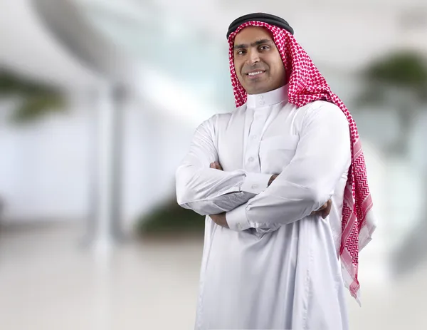 Арабский бизнесмен позирует — стоковое фото