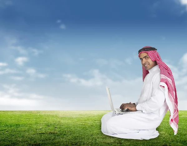 Arabo uomo d'affari utilizzando laptop — Foto Stock