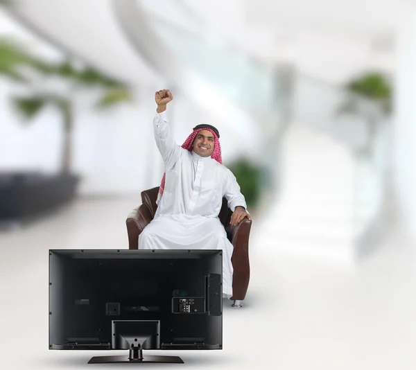 Homem árabe assistindo TV — Fotografia de Stock
