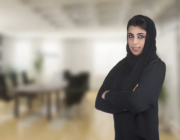 Arabský výkonné žena pózuje — Stock fotografie