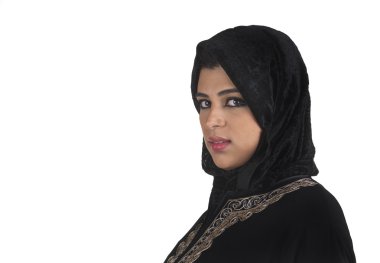 Arap kadın geleneksel İslami kıyafetlerle