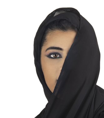 Arap kadın geleneksel İslami kıyafetlerle