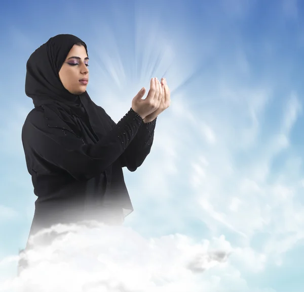 Исламская девушка молится — стоковое фото