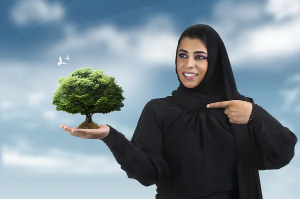 Senhora islâmica segurando árvore verde — Fotografia de Stock