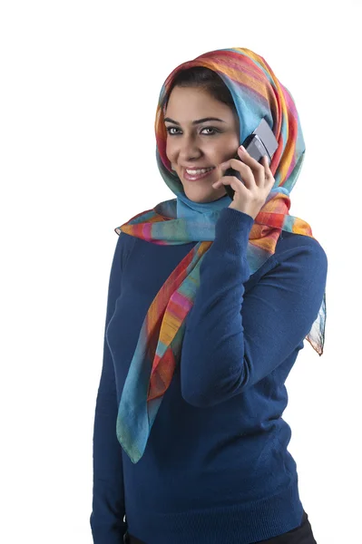 Menina islâmica vestindo com telefone — Fotografia de Stock