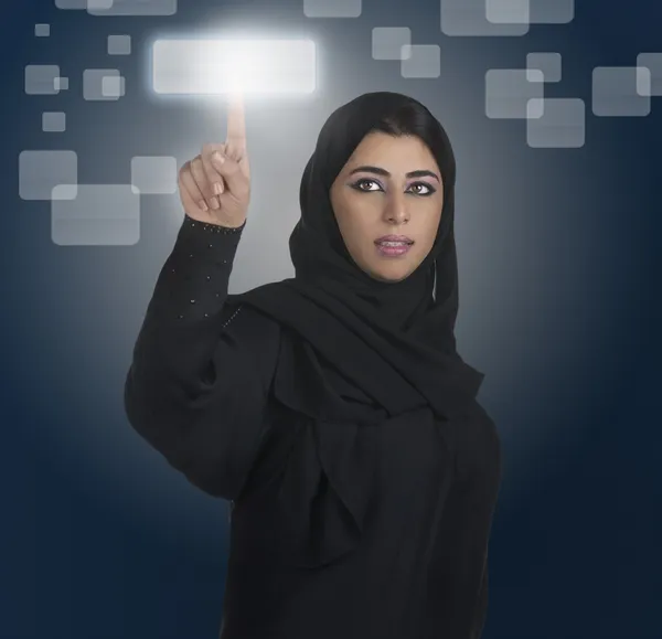 Mulher árabe pressionando botão de tela sensível ao toque — Fotografia de Stock