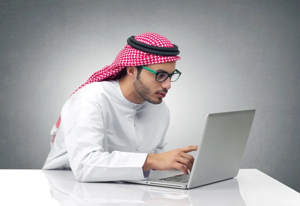 Uomo d'affari arabo che lavora — Foto Stock