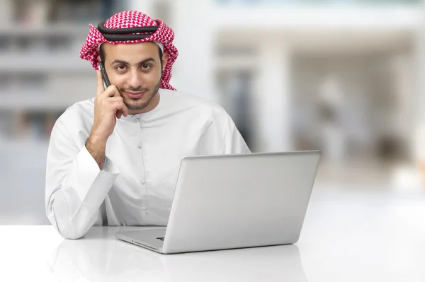 Hombre de negocios hablando por teléfono — Foto de Stock