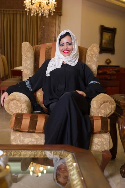 Arabische dame ontspannen thuis — Stockfoto