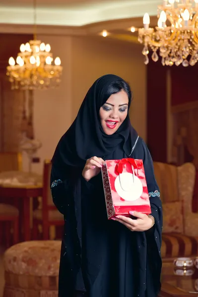 Arabian lady receiving gift — Stock Photo, Image