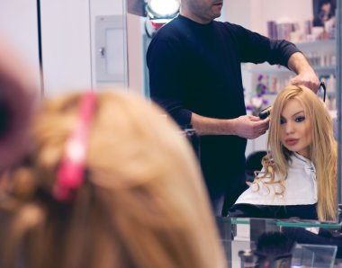 kadın saçlarını düzeltir