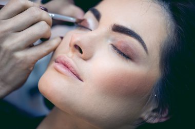 kadın üzerinde göz makyaj uygulamak