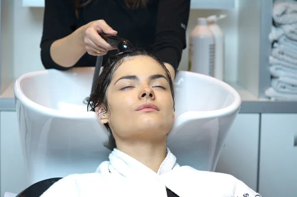 Mujer consiguiendo lavado de pelo — Foto de Stock