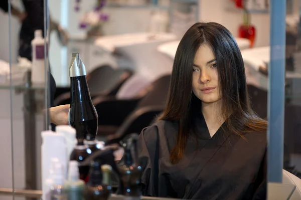 La signora si asciuga i capelli — Foto Stock