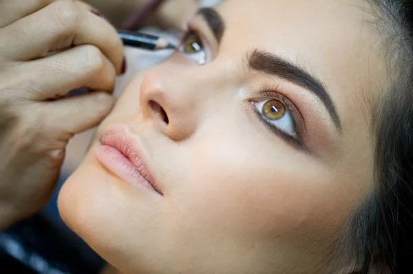 Frau trägt Eyeliner auf — Stockfoto