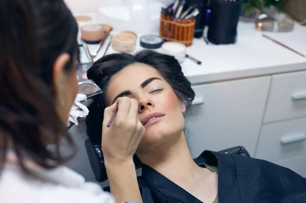 Mujer aplicando rubor — Foto de Stock