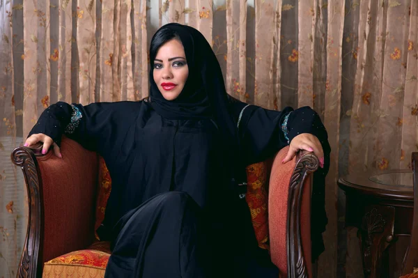 Arabian nainen rentouttava kotona — kuvapankkivalokuva