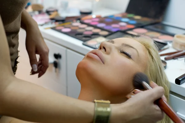 Mujer aplicando colorete — Foto de Stock