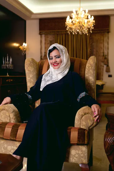 Arabian dama relajante en casa — Foto de Stock
