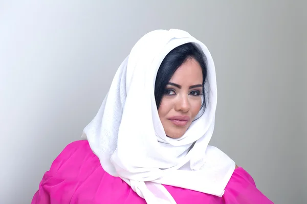 Arabisk tjej med hijab — Stockfoto