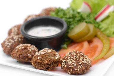 sebzeler ve Remoulade sosu ile yemek falafel