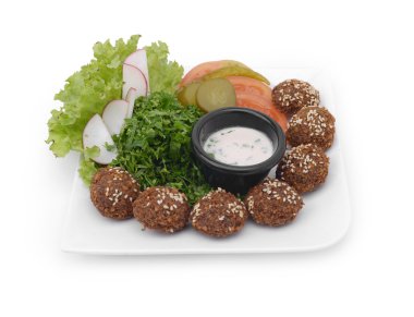 sebzeler ve Remoulade sosu ile yemek falafel