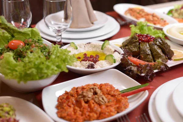 Table avec divers aliments arabes servis — Photo