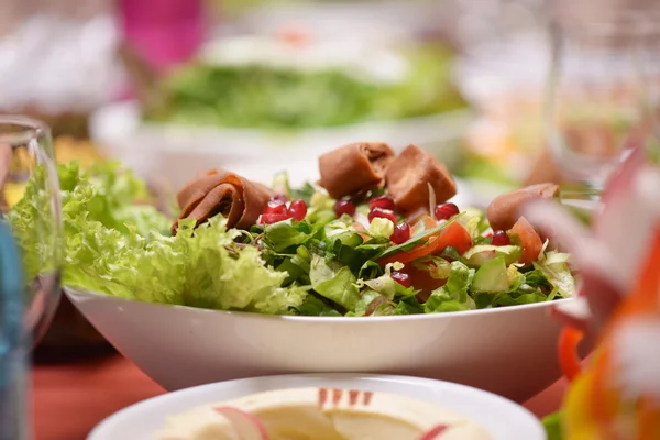 Salade grasse sur la table — Photo