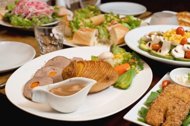 çeşitli kaplamalar ile patates ile Dana rosto