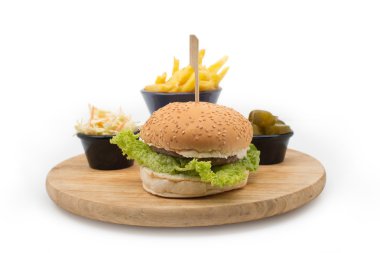 hamburger, patates, salata ve turşu ile görev yaptı.