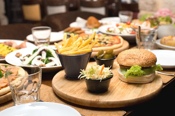 sığır eti hamburger ve patates kızartması bir tablo