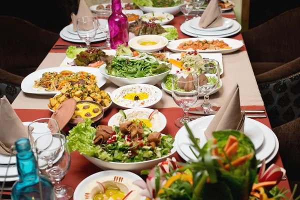 Mesa com vários alimentos árabes servidos — Fotografia de Stock