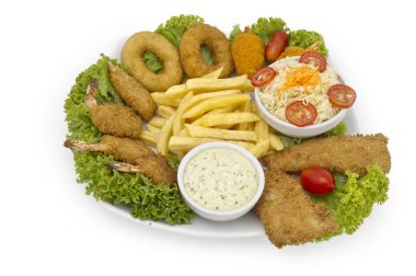 kalamar yeşil salata ve patates ile derin meyilli kızarmış kalamar halkaları