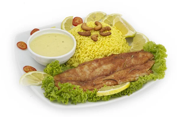 Assiette avec poisson rôti, garniture de riz sauvage — Photo