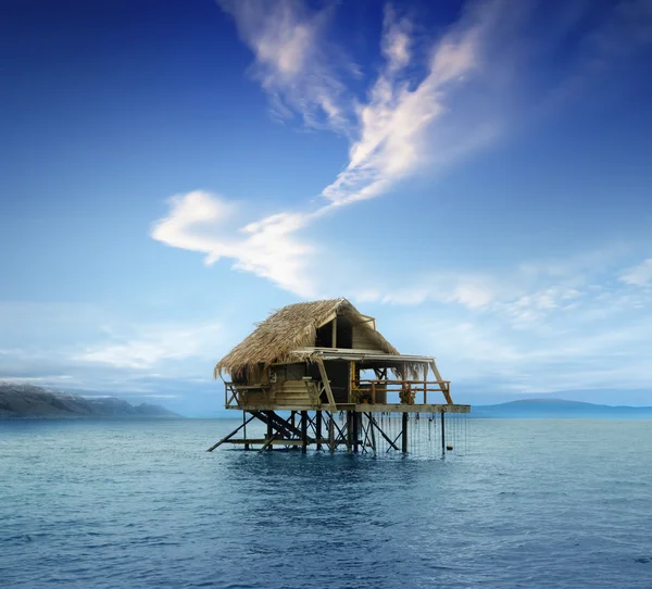 Maison sur pilotis en bois au milieu de l'océan — Photo