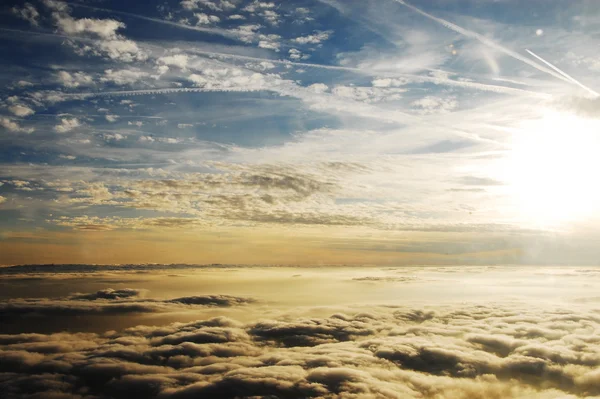 Dramatische blauwe hemel met wolken en zonnestralen — Stockfoto