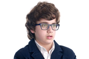 beyaz zemin üzerine gözlük ile ciddi nerd