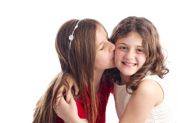 Duas irmãs beijando e abraçando isolado no branco — Fotografia de Stock