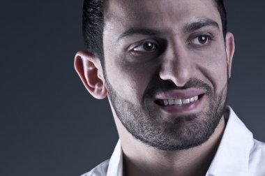 Arap adam gülümseyen