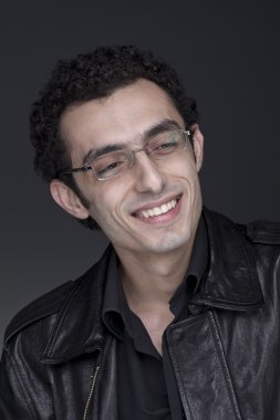 Arap adam gülümseyen