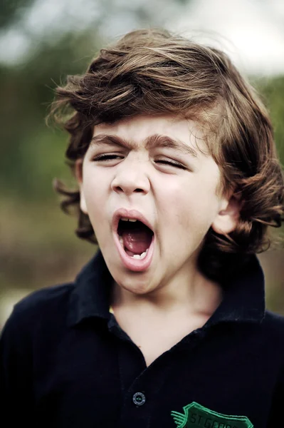 Pequeño niño bostezando — Foto de Stock