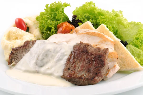 Grilled fillet steak and vegetables — Stock Photo, Image