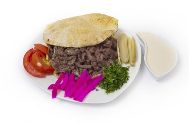 Shawarma usulü etli pide.