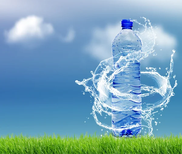Botella de agua salpicada — Foto de Stock