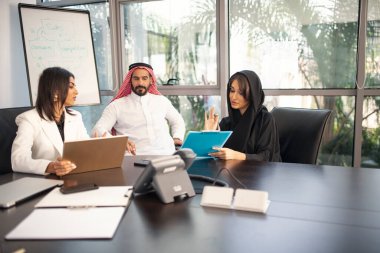 Stratejik pazarlama planı için ofiste çok ırklı iş adamları toplanıyor - ofis çalışanları, girişimciler ve çok uluslu bir şirkette çalışan şirket çalışanları